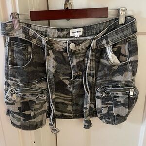 Superdown Women's Camouflage Skirt